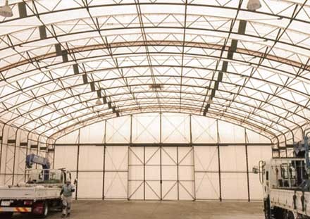 テント倉庫の内部